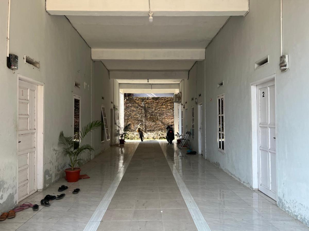 Oyo 93137 Kost Maharaja Near Maros Makassar