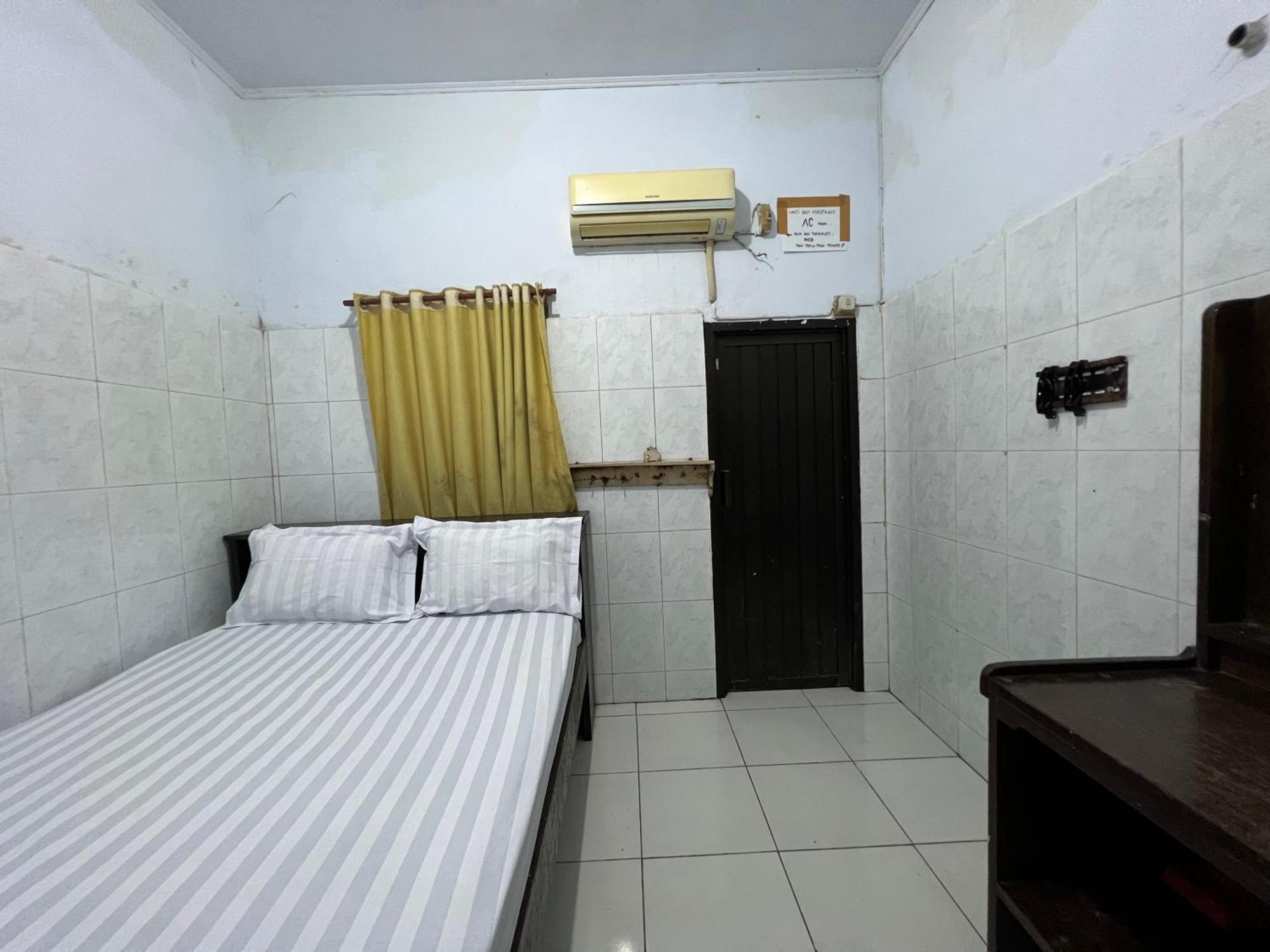 Oyo 93137 Kost Maharaja Near Maros