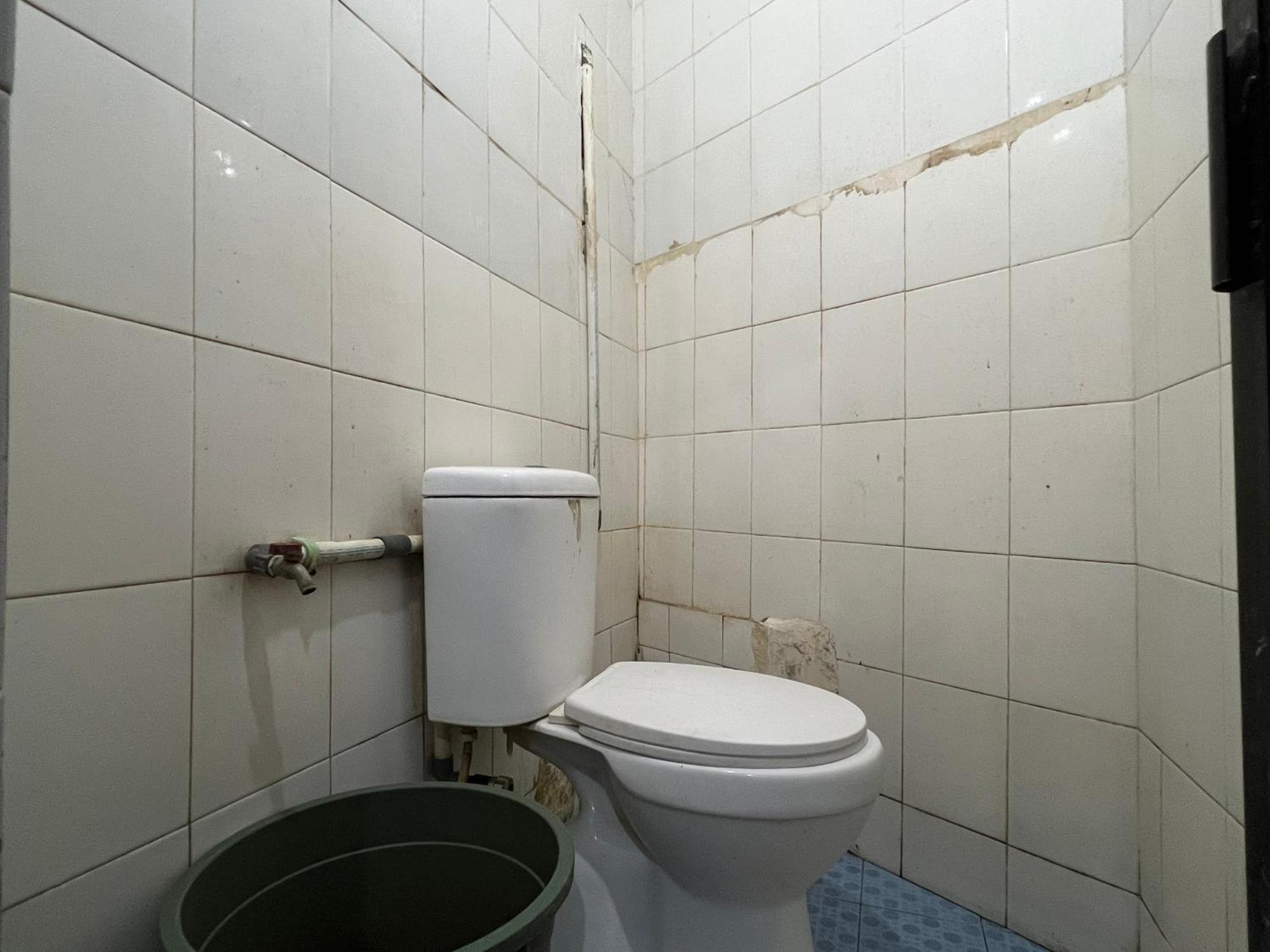 Oyo 93137 Kost Maharaja Near Maros Hotel 2*