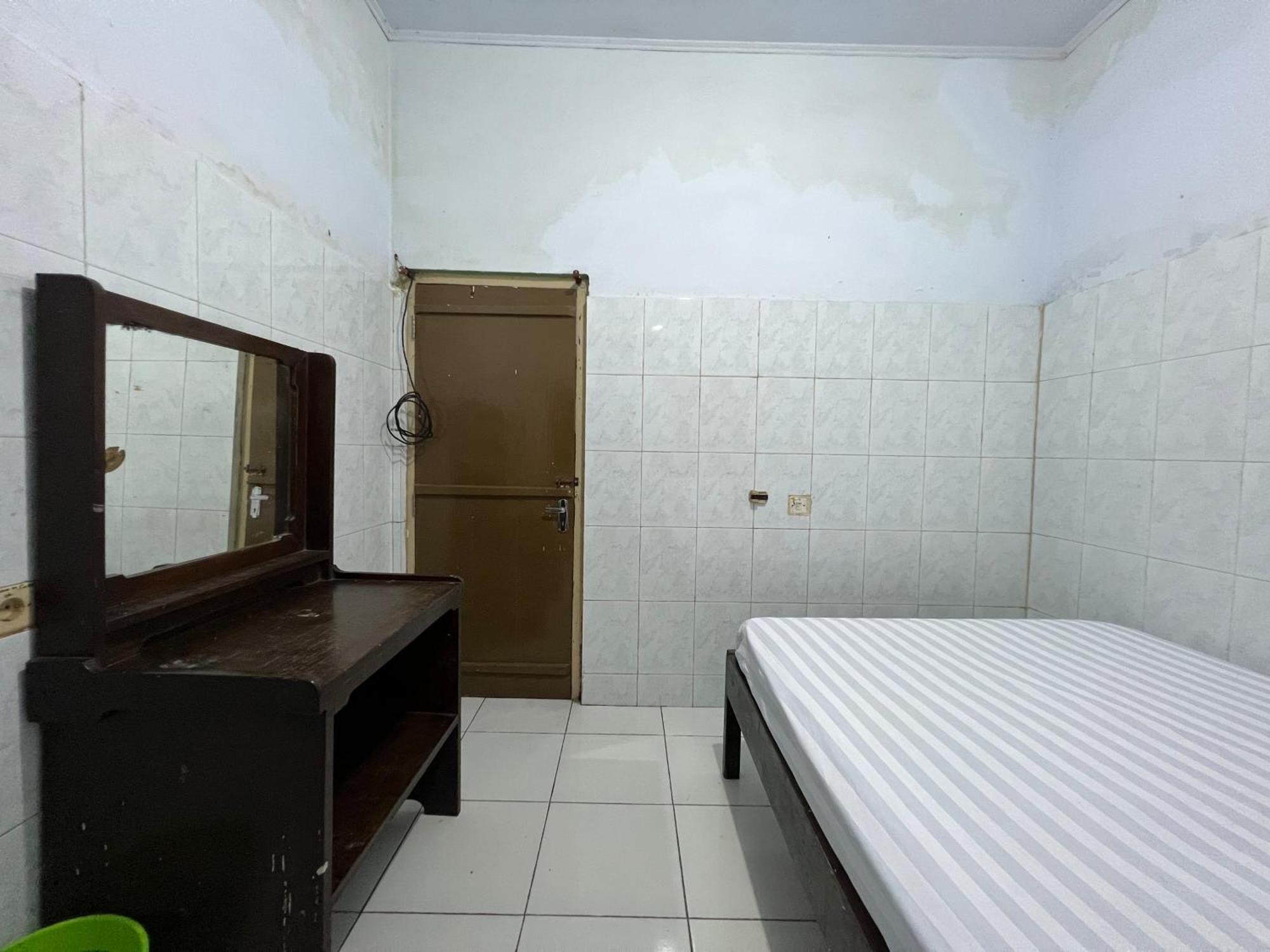 Oyo 93137 Kost Maharaja Near Maros Hotel