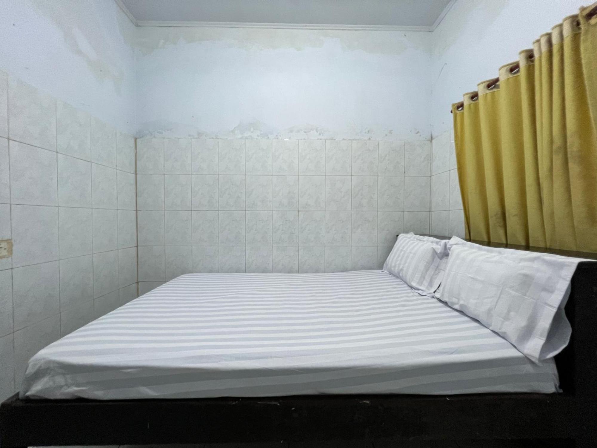Oyo 93137 Kost Maharaja Near Maros Makassar