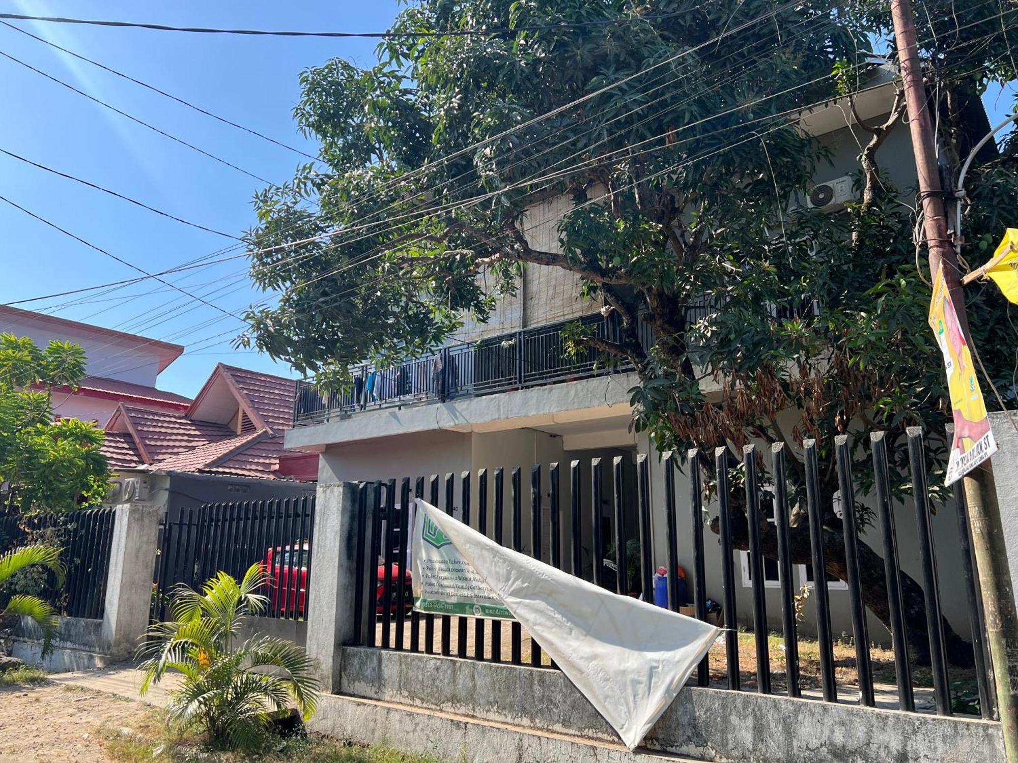Oyo 93137 Kost Maharaja Near Maros Hotel