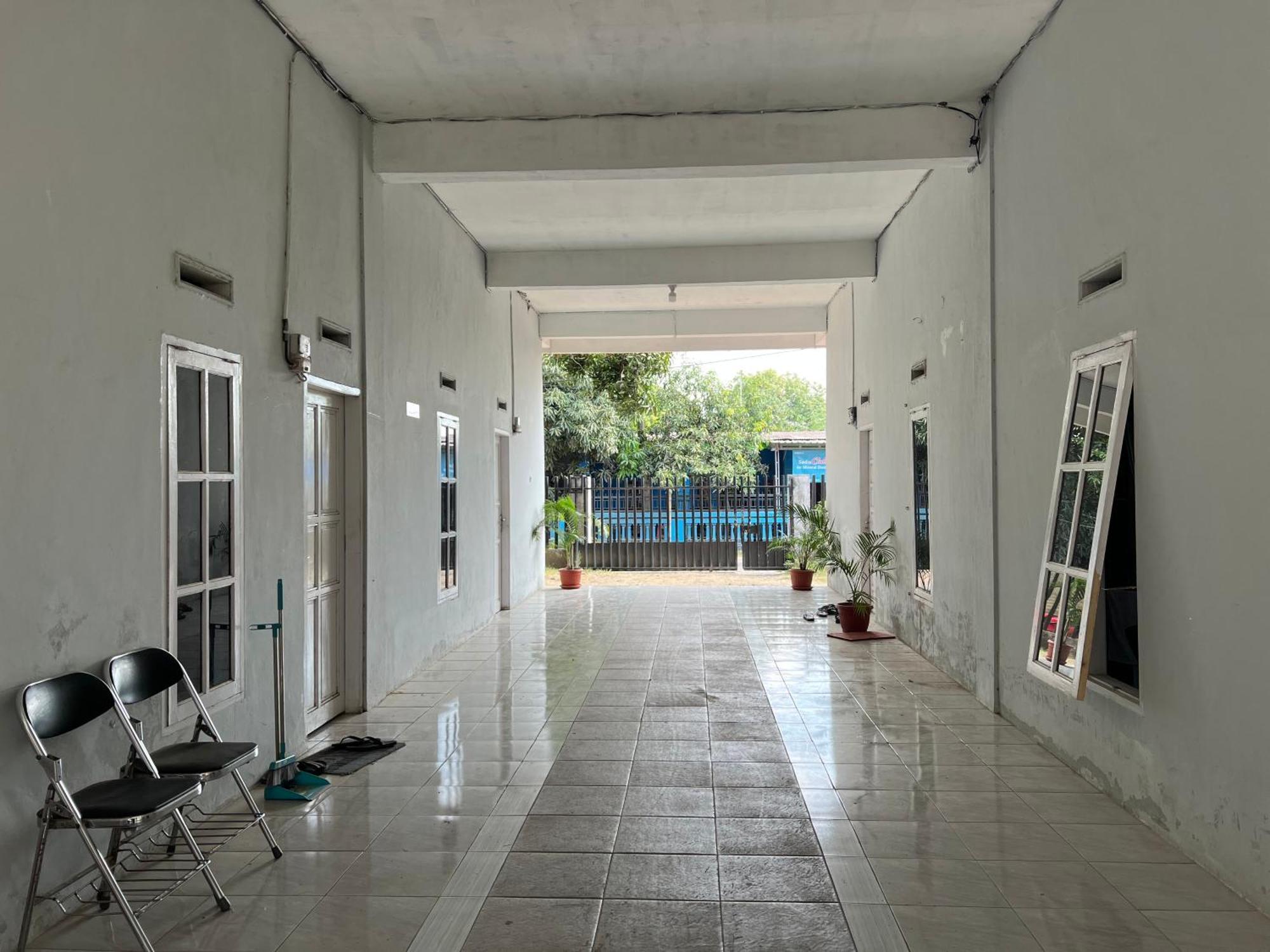 Oyo 93137 Kost Maharaja Near Maros Hotel Makassar