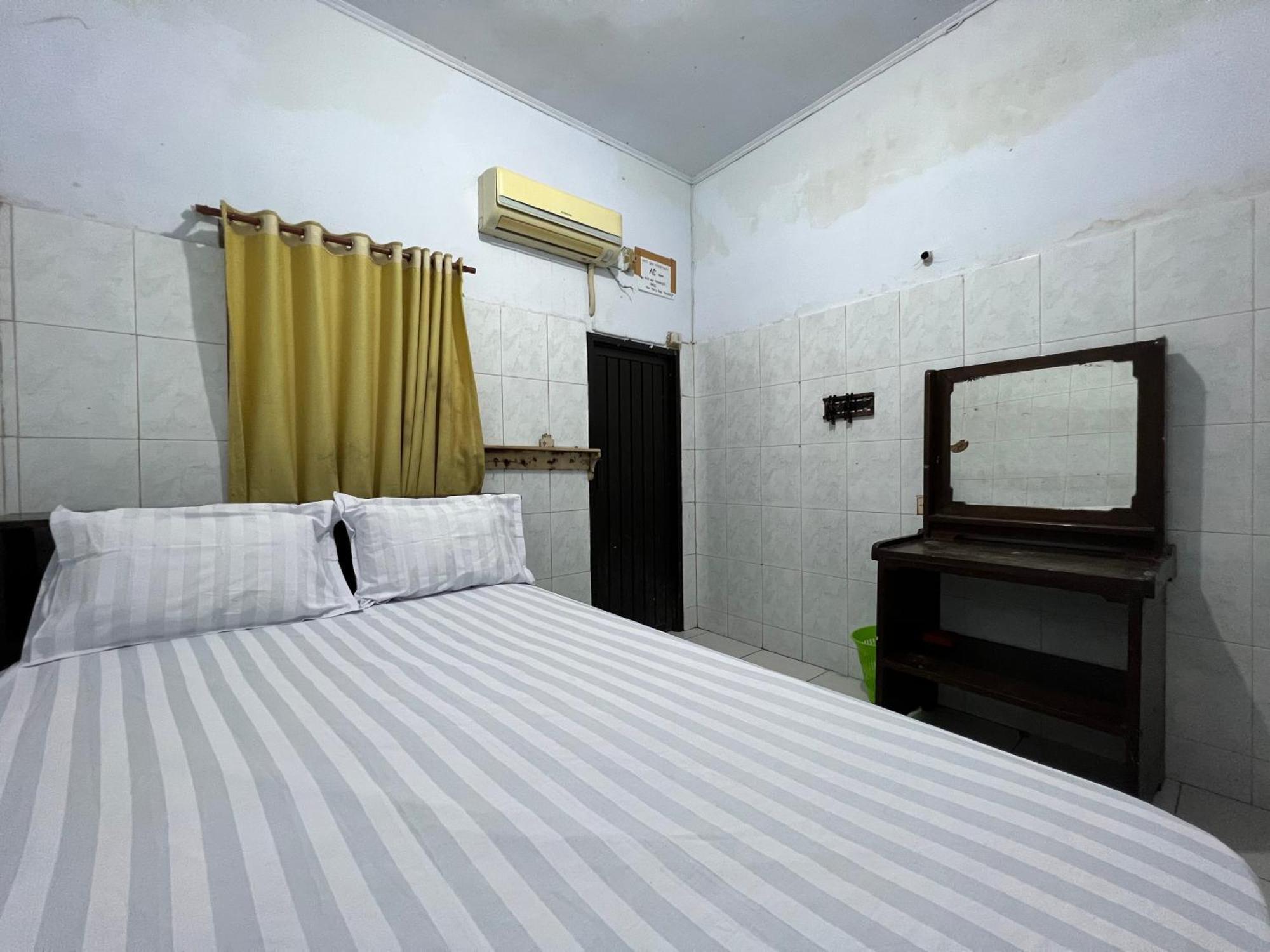 Hotel Oyo 93137 Kost Maharaja Near Maros