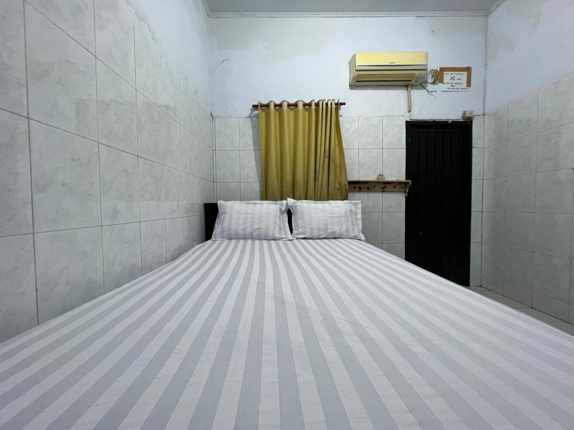 Oyo 93137 Kost Maharaja Near Maros Hotel Makassar