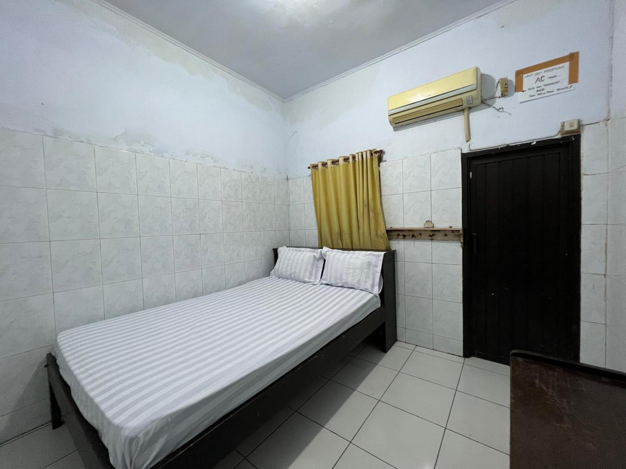 Hotel Oyo 93137 Kost Maharaja Near Maros