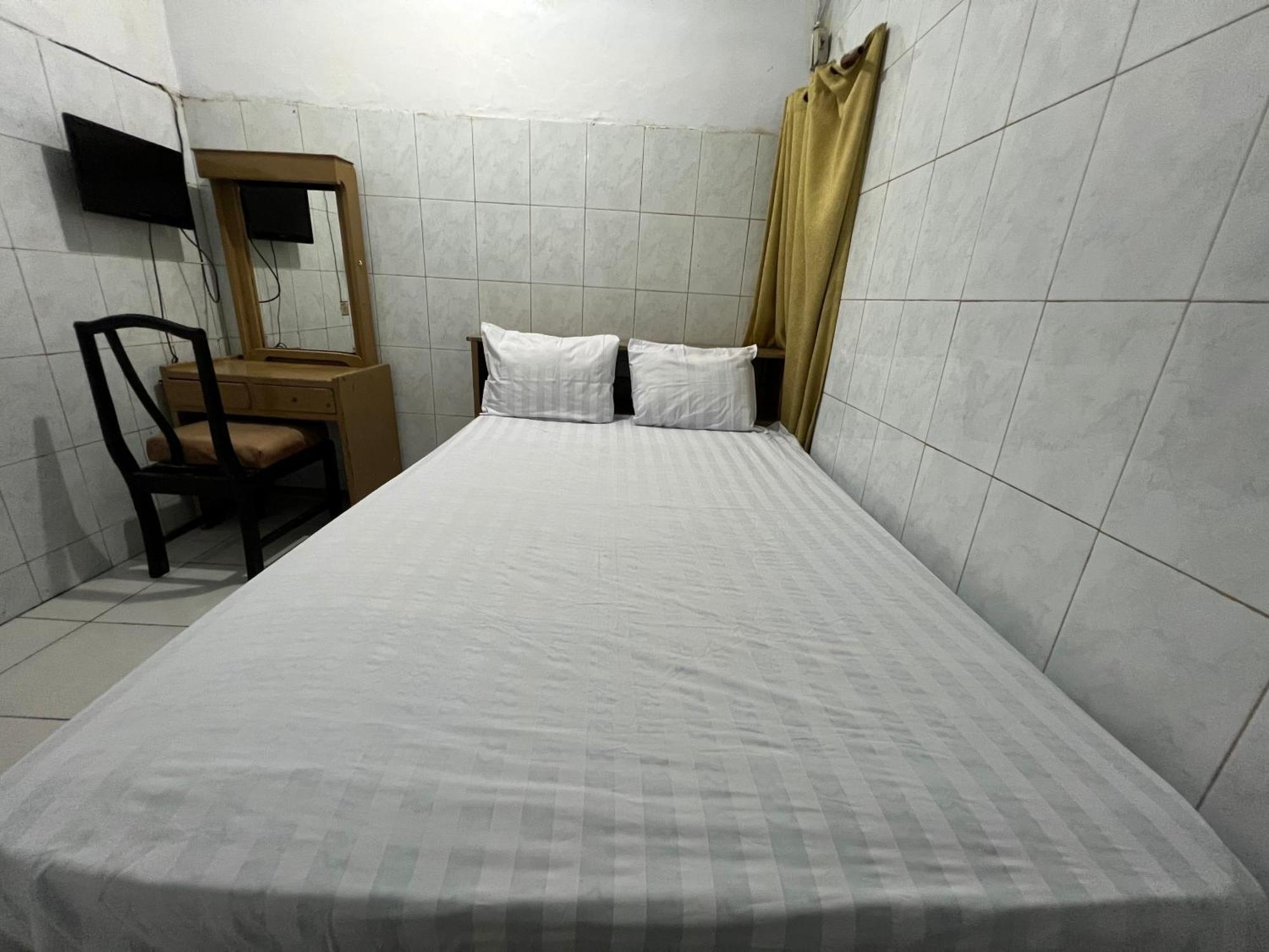 Hotel Oyo 93137 Kost Maharaja Near Maros 2*