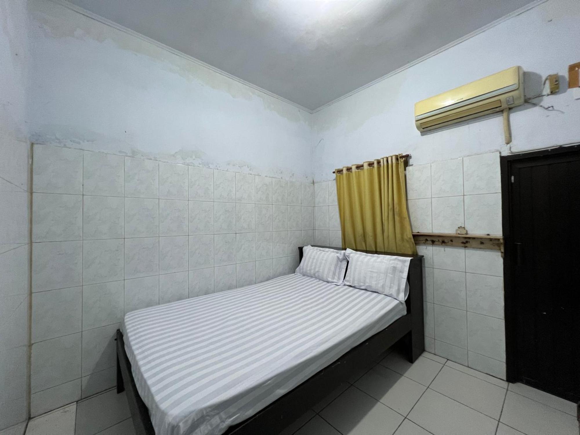 Oyo 93137 Kost Maharaja Near Maros Hotel