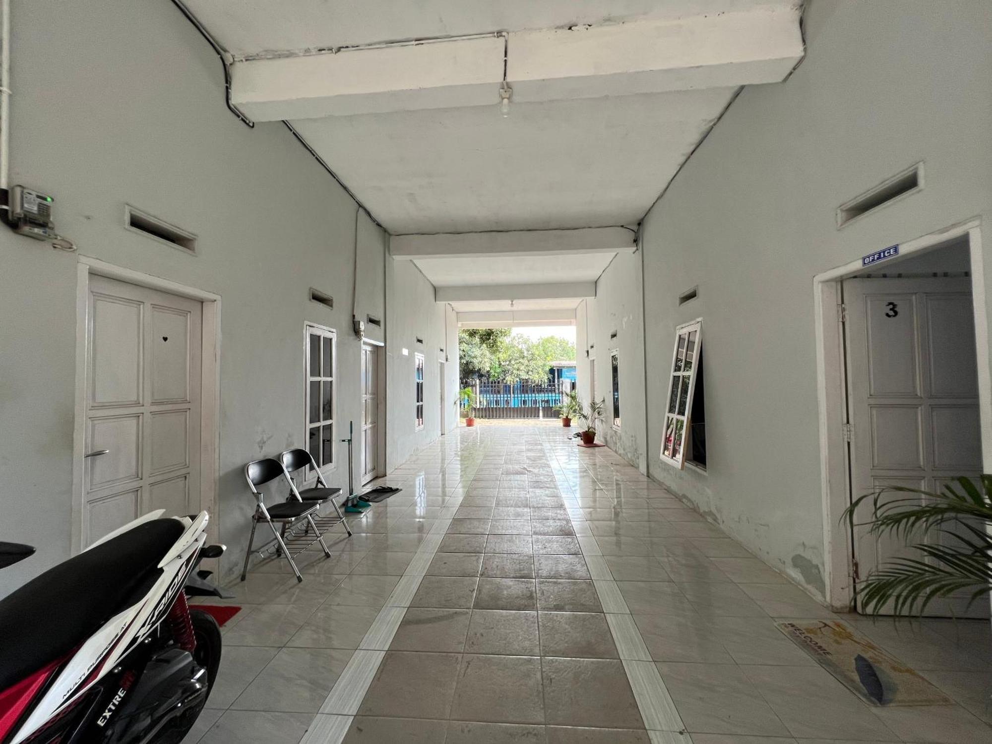 Hotel Oyo 93137 Kost Maharaja Near Maros 2*