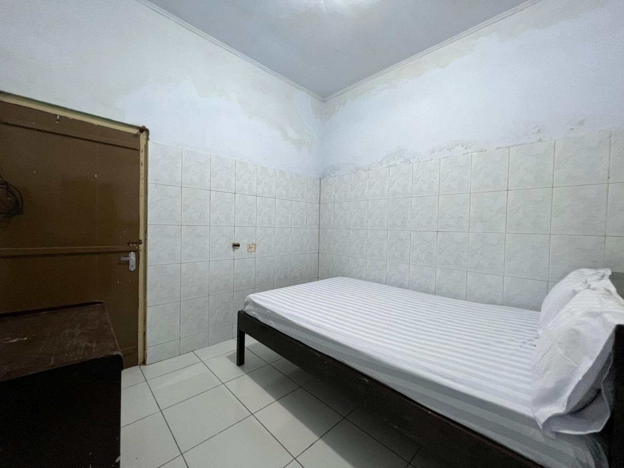 Oyo 93137 Kost Maharaja Near Maros Makassar